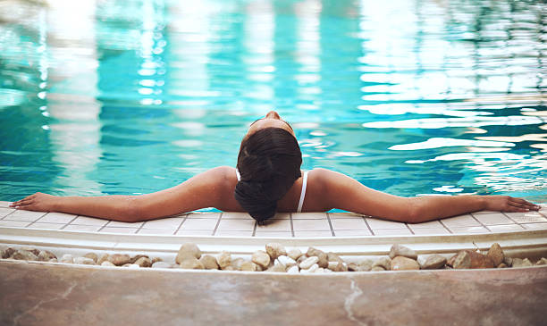 femme à la piscine